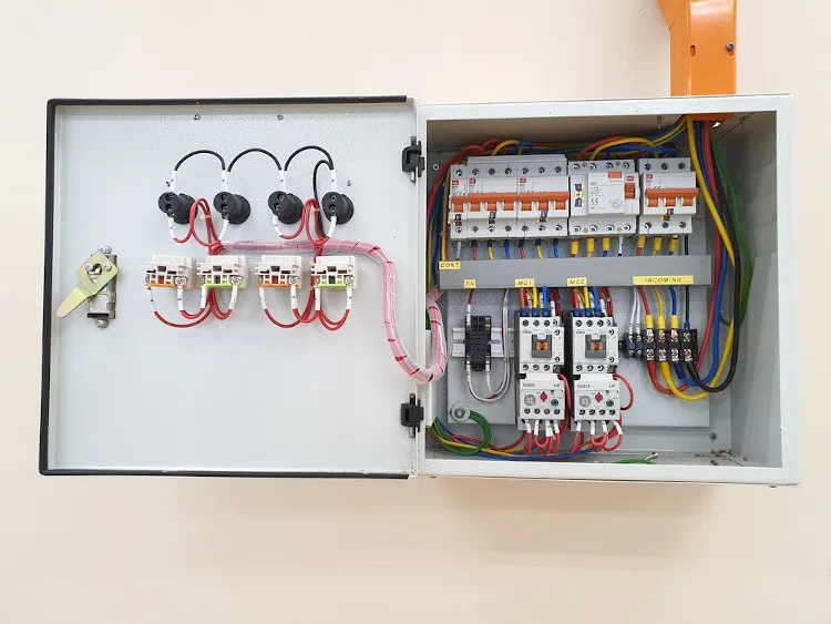 Painel elétrico com disjuntores e fusíveis instalados conforme normas de segurança